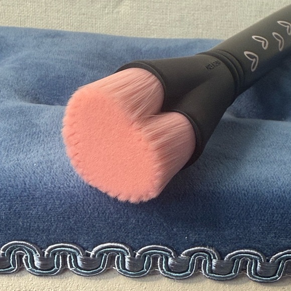 Mary Kay Heart Brush with Pink Bristles - Picture 7 of 10
